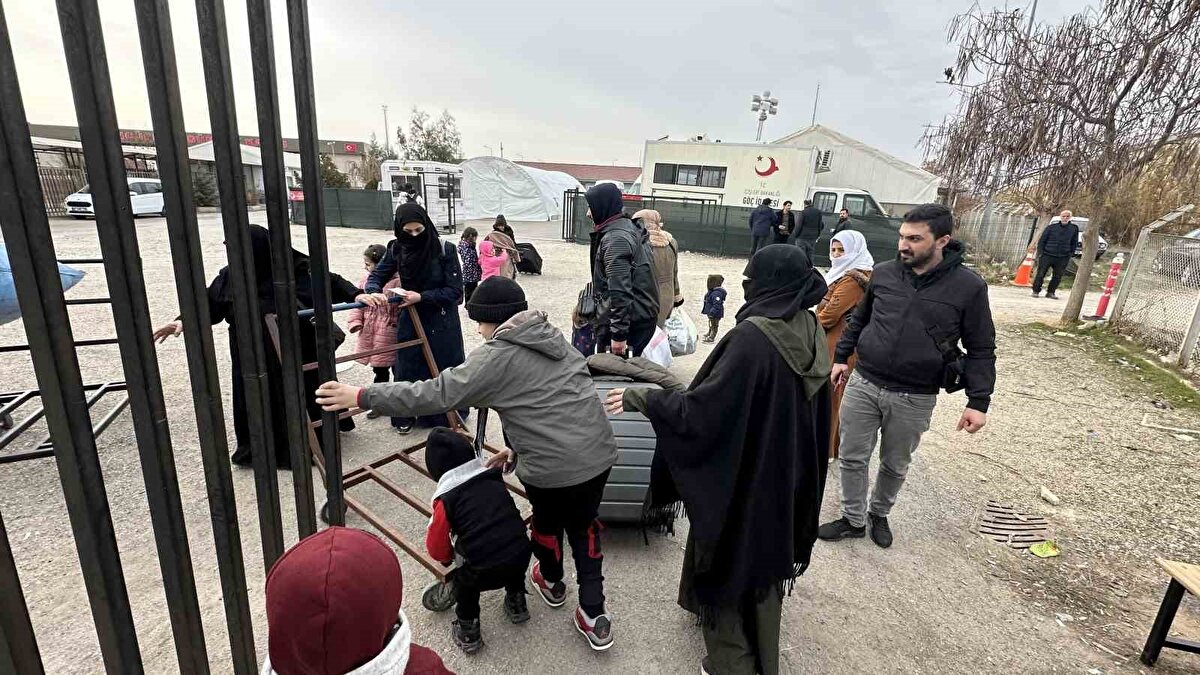 Kilis Öncüpınar Gümrük Kapısı mültecilerin dönüş yolu haline gelirken Göç İdaresi Başkanlığı ekipleri, her bir mültecinin güvenli bir şekilde geçiş yapmasını sağlamak için düzenli kontroller gerçekleştiriyor.
