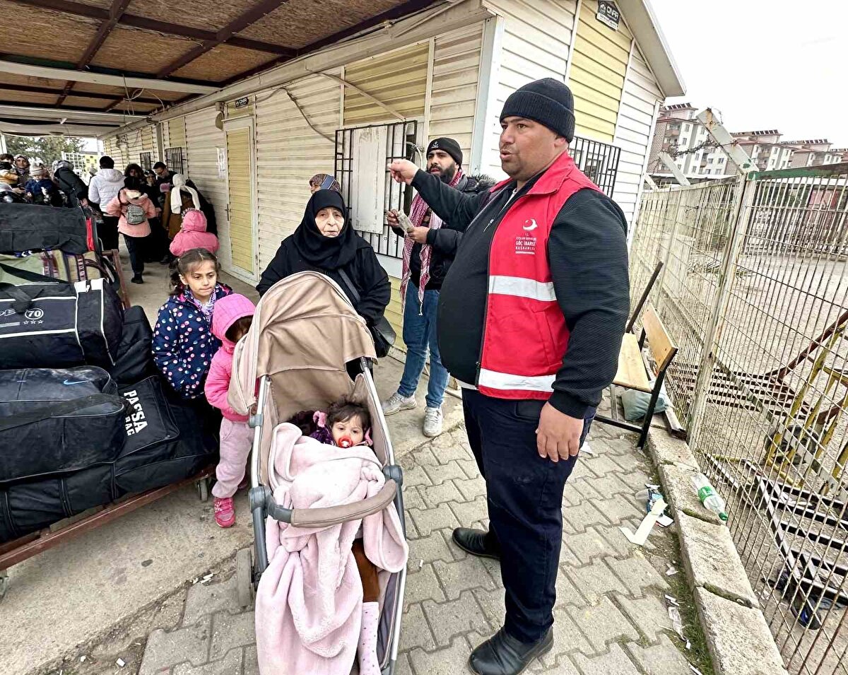 Ülkesine dönüş yapan Suriyeliler, sınır kapısındaki işlemlerinin ardından güvenli bir yolculukla uzun süredir ayrı oldukları memleketlerine kavuşuyor.