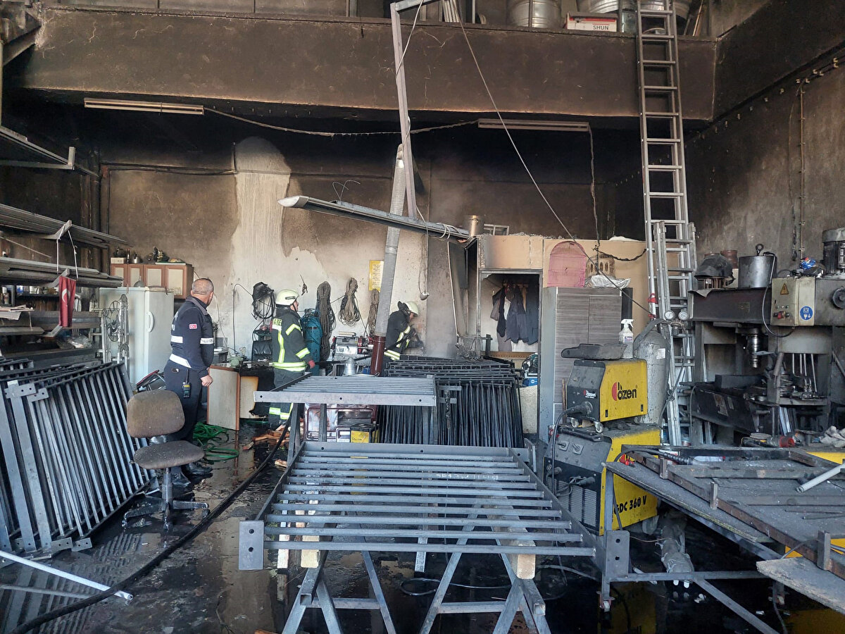 Alevleri gören çevredekilerin ihbarı üzerine adrese polis ve itfaiye ekibi sevk edildi. 