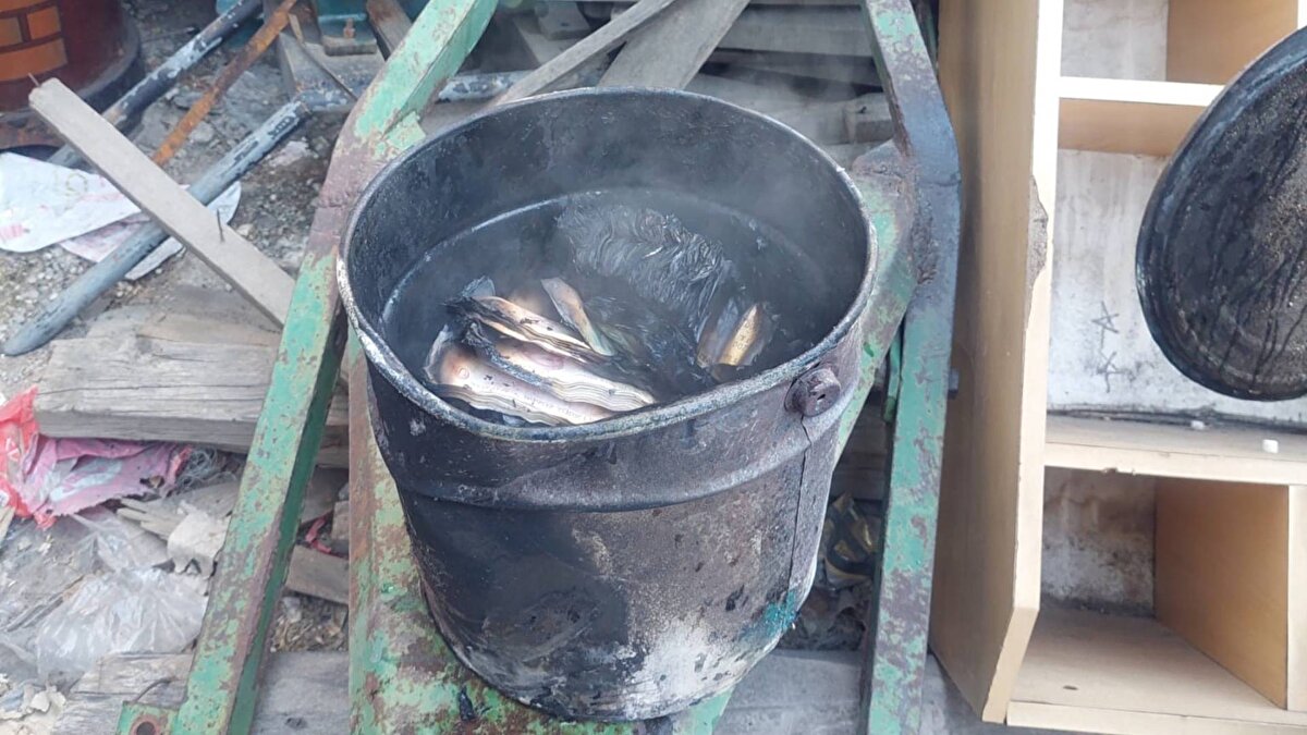 Yangın, itfaiye ekiplerinin müdahalesiyle söndürüldü. Ün, hafif zararın oluştuğu iş yerinde kovada sakladığı 1 milyon TL'nin de yandığını belirtti. 