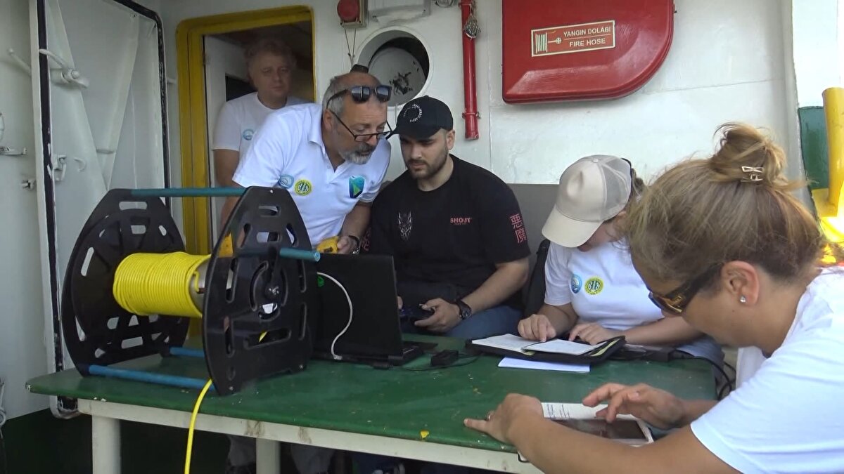 'En büyük etkenlerden biri evlerden kaynaklanan deşarjların artarak devam etmesi'<br><br>Müsilaj ile mücadelede çok ciddi çalışmalar yapıldığını, Marmara Denizi’nin özel çevre koruma bölgesi ilan edildiğini de söyleyen Prof. Dr. Ergül, “Bunlar elbette çok isabetli kararlardı ancak yeterli olmadığını görüyoruz. Bu konuda da büyük ölçüde bölgede nüfusun çok yoğun olmasının etkili olduğunu düşünüyorum. Bu çalışmalar başladığında hatırladığımız kadarıyla bütün Marmara Bölgesi için nüfus 25 milyon civarındaydı. Geçtiğimiz hafta açıklanan TÜİK verilerine göre bu rakam 27,2 milyona yükseldi. Dolayısıyla belki müsilajın varlığını sürdürmesindeki en büyük etkenlerden biri özellikle evlerden kaynaklanan deşarjların artarak devam etmesi. O bakımdan uzun vadeli tedbirler alınması, nüfusun ülke genelinde yeniden yapılanmasıyla ilgili çalışmalar yapılması, demografik dağılımın değiştirilmesi için çalışmalar yapılması gerektiğini düşünüyorum. Bu elbette çok kolay bir şey değil; 10, 20, 30 yıllık perspektiflerde düşünülmesi, hesaplanması gereken bir husus ancak bir an önce başlanması gerekiyor. Çünkü mevcut koşullarda denizin, özellikle etrafındaki atık sulardan kaynaklanan yükü kaldıramadığını görüyoruz" diye konuştu.