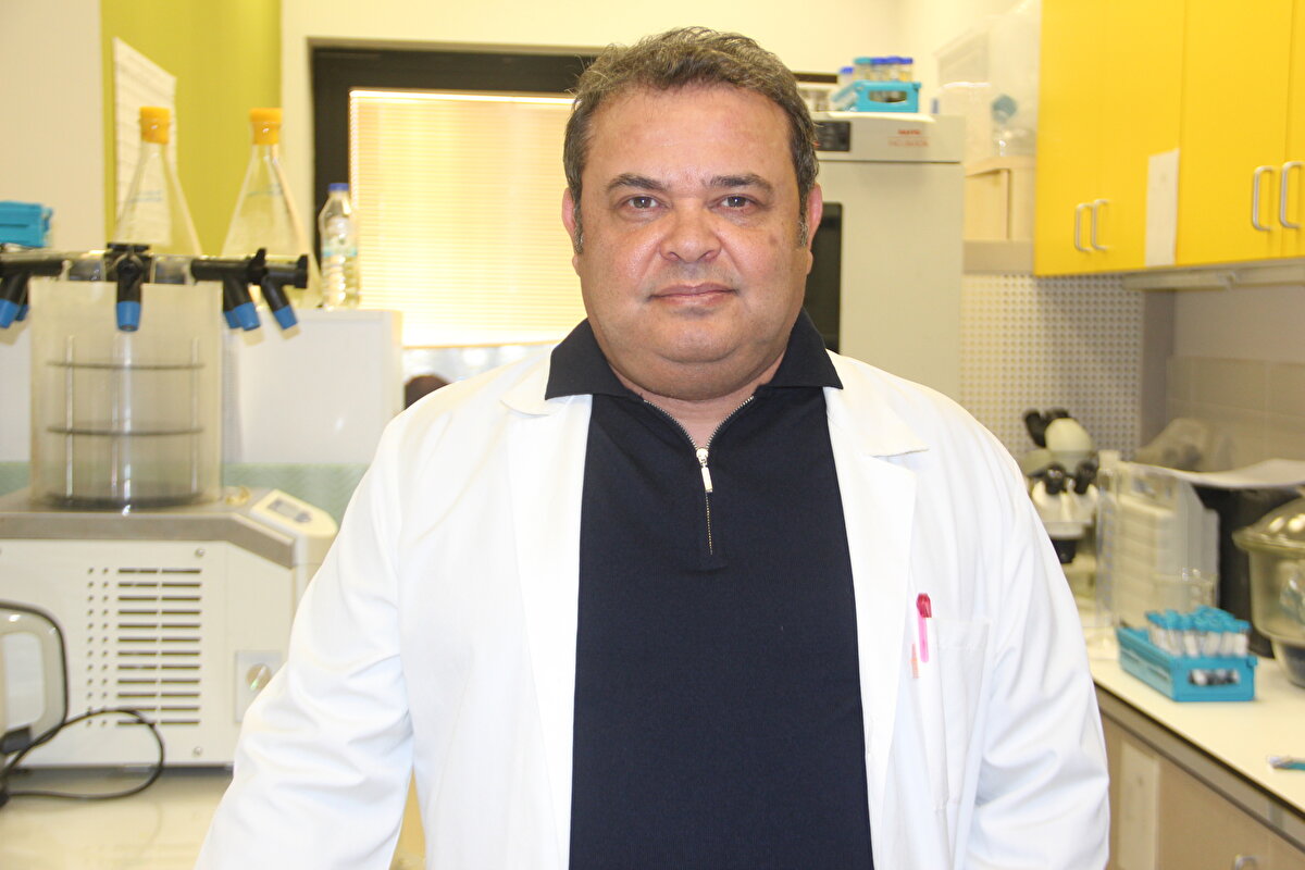 ‘Bütün Marmara Denizi'ni kapsayacak şekilde tedbirlerin alınması gerekir’<br><br>Kocaeli Üniversitesi Fen Edebiyat Fakültesi Biyoloji Bölümü Öğretim Üyesi Prof. Dr. Halim Aytekin Ergül ise halen müsilajın var olduğunu belirterek, “Geçtiğimiz hafta yaptığımız çalışmada, özellikle 10, 15 metre derinlikte kümelenmiş halde agregalar biçiminde muhtemelen rüzgarların etkisiyle batıdan doğuya doğru hareketlerini gözledik. Elbette rüzgarların ve akıntıların etkisiyle yön değiştirmesi mümkündür. Dolayısıyla da Marmara Denizi'nin herhangi bir yerinde oluşmuş olan müsilajın yine herhangi bir yerinde görünmesi, birikim göstermesi mümkün olabilir. O bakımdan da bütün Marmara Denizi’ni kapsayacak şekilde tedbirlerin alınması, sürdürülmesi gerekir" dedi.