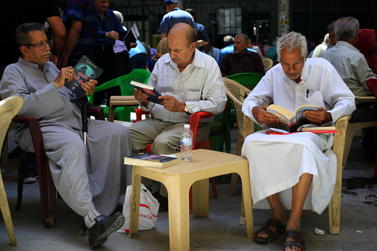 Irak Kraliyet yönetiminde devlet hizmet binaları olarak kullanılan ve günümüzde bakıma ve tadilata muhtaç bırakılan Mütenebbî'nin ara sokaklarındaki çok sayıda tarihî binalar ise gençlerin buluşma ve akşam saatlerine kadar sohbet etme yeri haline geldi.