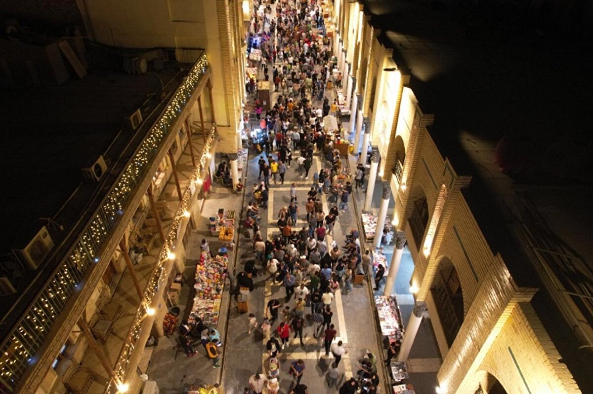 Kadim tarihi ve toplumsal çeşitliliği nedeniyle Irak'ın en ünlü caddesi olarak kabul edilen cadde, sabahın erken saatlerinden gece geç saatlere kadar şairler, yazarlar, sanatçılar ve öğrencilerin yanı sıra dünyanın dört bir yanından gelen turistlerle dolu.