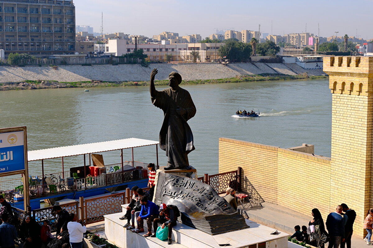 ve heykeltıraş Muhammed Gani Hikmet tarafından Dicle Nehri'ne bakan el-Mütanebbî heykeliyle son buluyor.