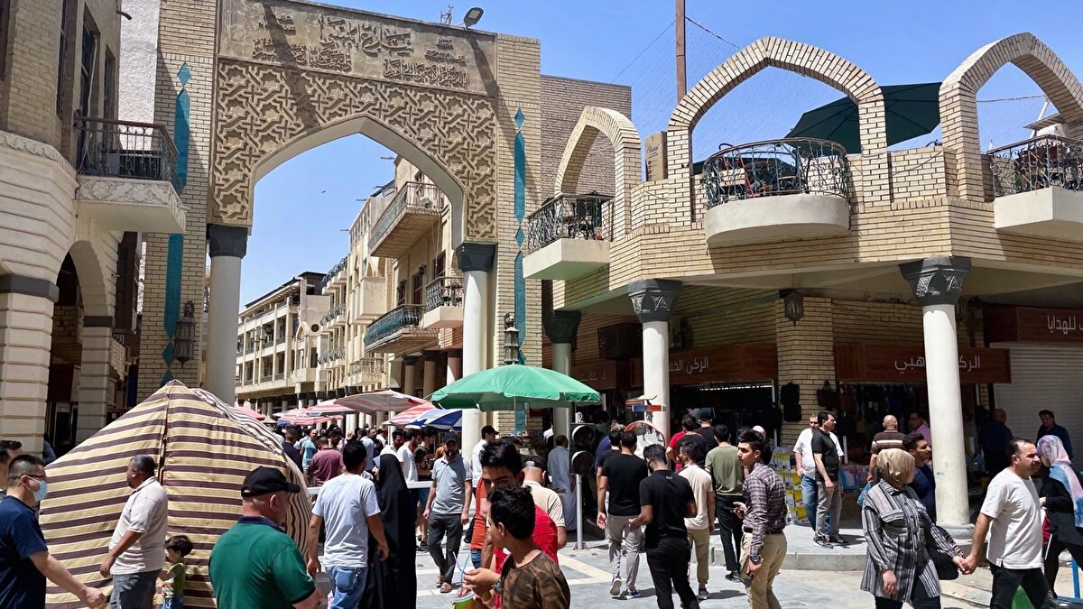 Yaklaşık bir kilometre uzunluğundaki cadde, şairin sözleriyle süslenmiş bir kemerle başlıyor