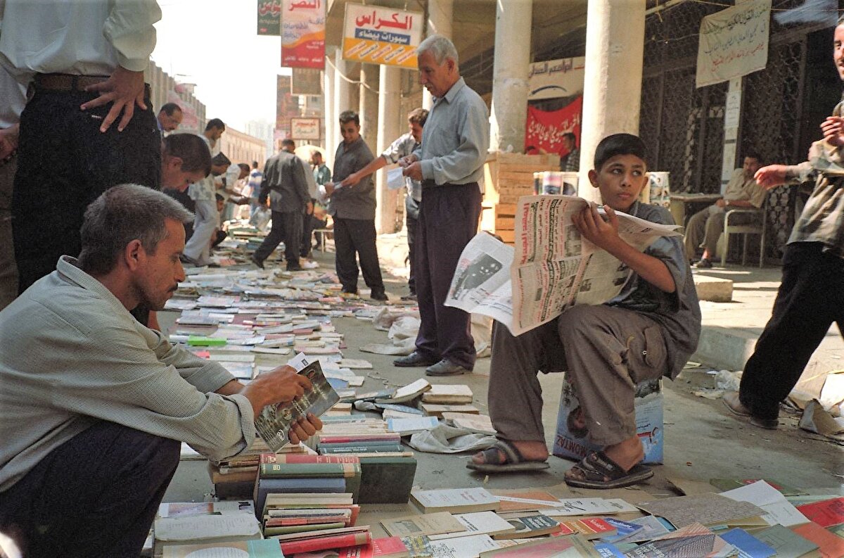 Mütenebbî Caddesi, Bağdat ve Irak'ın diğer bölgeleri gibi, 2003'te Amerika'nın Irak'ı işgal etmesinden sonra terör saldırılarından da zaman zaman nasibini aldı.