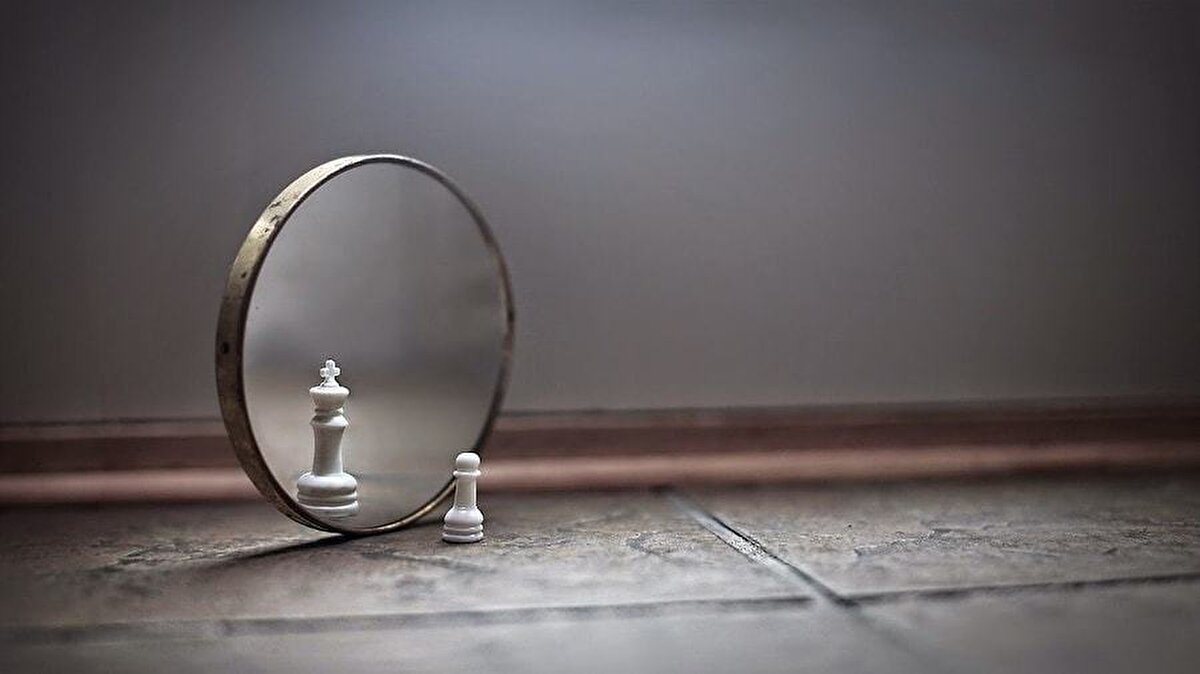 5. Kendini beğenmişlik<br><br>Manik bireyler, kendilerini olağanüstü yeteneklere sahip olarak görebilirler. Bu da kendilerine çok büyük hedefler koymalarına ve gerçekçi olmayan beklentilerle karar almalarına neden olabilir.