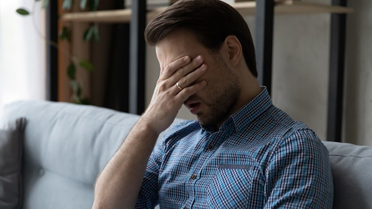 1. Düşük enerji<br><br>Depresif dönem, bipolar bozukluğa sahip bireylerin fiziksel ve zihinsel olarak tükenmiş hissetmelerine yol açar. Bu duruma, dopamin ve serotonin düzeylerinin düşüşü neden olur. Nörotransmitterlerin azalması, kişinin hayattan keyif alma düzeyini etkileyebilir.