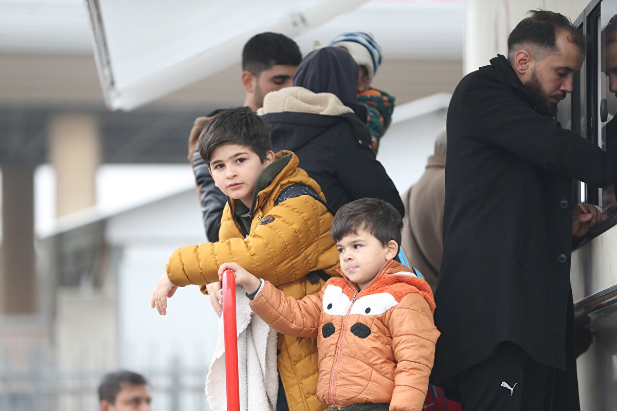 Reyhanlı ilçesindeki Cilvegözü Sınır Kapısı'na gidenler, jandarmanın düzen sağlamak üzere oluşturduğu koridorda gümrük işlemleri için sıra bekliyor.