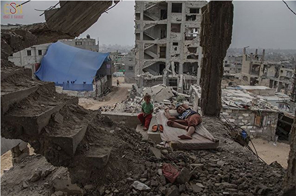 İsrail saldırıları sırasında yıkılan evlerinin yıkıntıları üzerinde uyuyan çocuklar, 25 Şubat 2016.