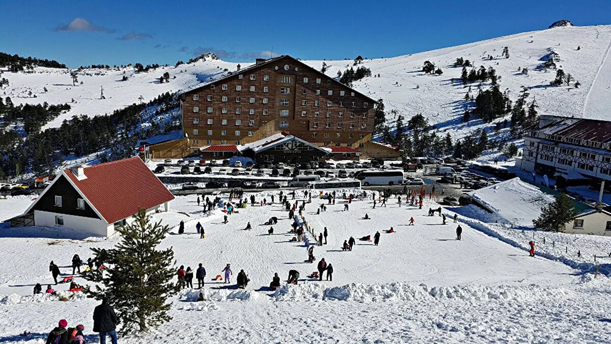 2. Kartalkaya (Bolu)<br><br>Bolu'nun Kartalkaya bölgesi, karasal iklimiyle kış tatili için popüler bir merkezdir. Kayak pistleri, kar sporları ve doğa yürüyüşleri için ideal bir yerdir. Ayrıca çevredeki dağlar ve ormanlar, kışın büyüleyici bir manzara sunar.