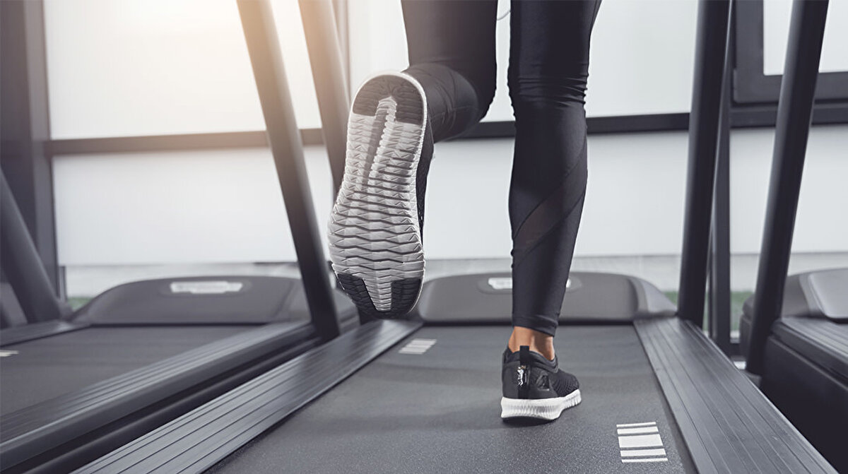 2. Egzersiz<br><br>Aç karnına egzersiz yapmak, kas kaybı ve enerji düşüklüğüne neden olabilir. Vücudunuzun enerji depoları yeterli olmadığında performansınız düşer ve kendinizi yorgun hissedebilirsiniz. Egzersizden önce hafif bir atıştırmalık tercih ederek hem enerjinizi koruyabilir hem de kaslarınıza zarar vermekten kaçınabilirsiniz.