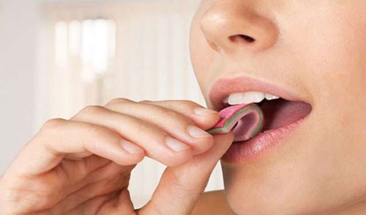 3. Sakız çiğneme<br><br>Aç karnına sakız çiğnemek, mide asidini harekete geçirerek mide duvarına zarar verebilir.