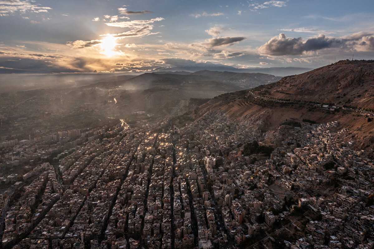Muhammed, "Kimse Şam'da hayatın önceden nasıl olduğunu anlatamaz. Annem, babam bu ülkede 13 yıl nasıl yaşadı bilemiyorum. (O dönemde) Burada nasıl iki yıl yaşayabildiğime inanamıyorum. Her yerde kalpler karaydı." şeklinde konuşuyor.