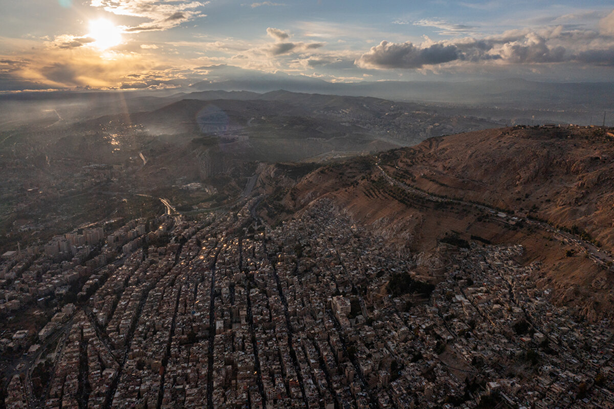 Esed rejimi, 2011'deki devrim hareketinin başlamasının ardından başkent Şam'ın en güzel manzarasını sunan Kasyun Dağı'nı sivil halka kapatmıştı.