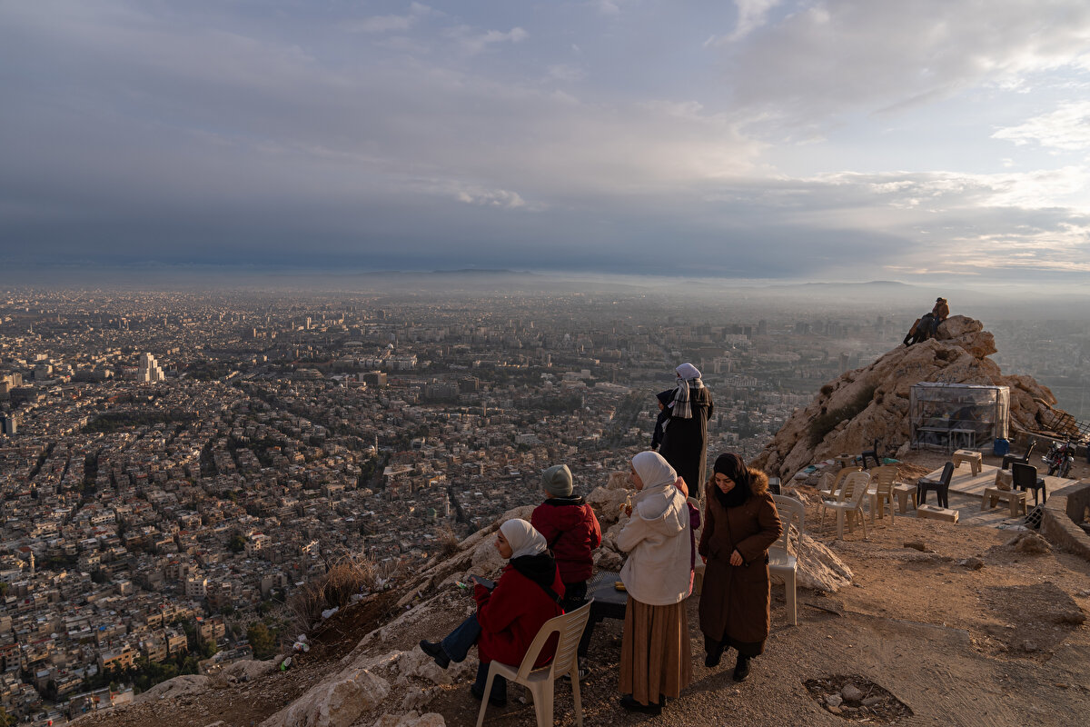 Suriyeliler, iç savaş döneminde şehirden dağa ulaşan iki farklı rotanın bariyerlerle kapatılarak kontrol noktaları kurulduğunu ve sivil halkın bölgeye ulaşımının engellendiğini anlattı.