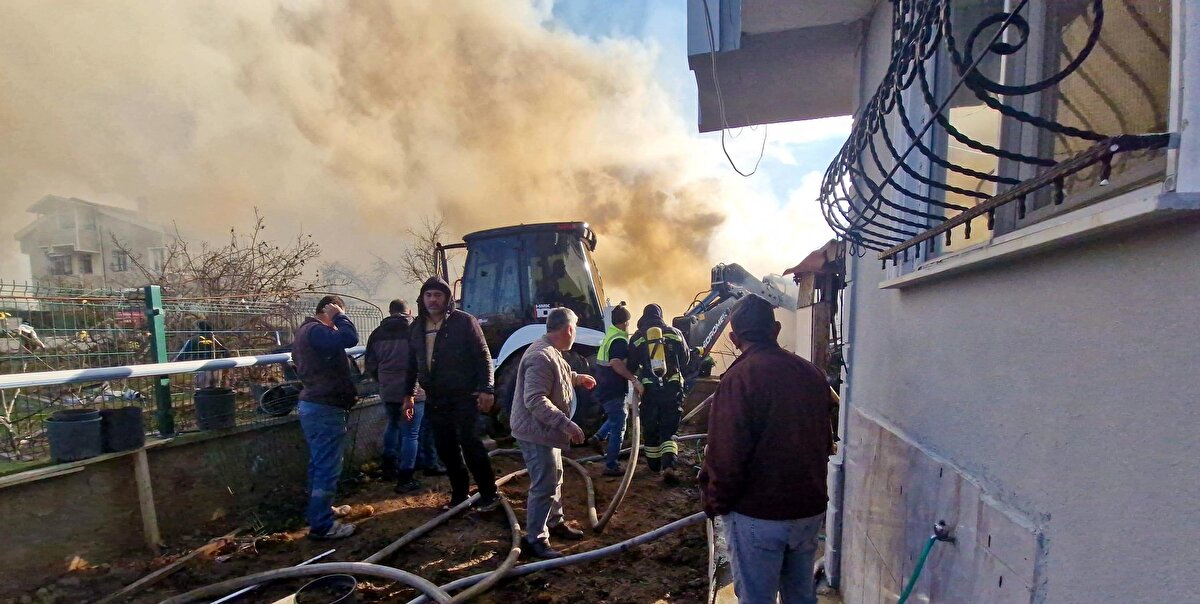 Marmaraereğlisi ilçesi Yeniçiftlik Mahallesi Begonya Sokak'taki pazar tezgahlarının bulunduğu boş alanda, tahta tezgahların tutuşması ile yangın çıktı.