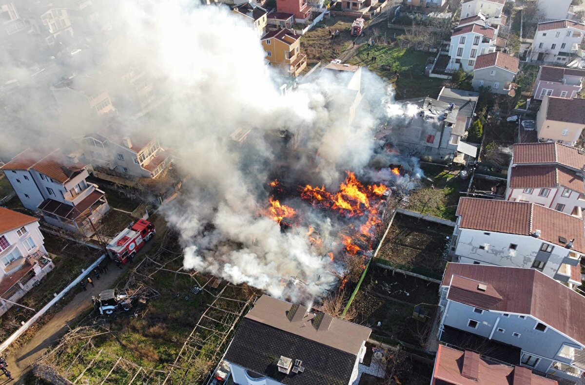 Bir evin sahipleri ise alevlerin sıçradığı çatıya çıkarak söndürmeye çalıştı. İtfaiye ekipleri, alevlerin diğer evlere ilerlemesini önlemek için söndürme çalışmalarını sürdürüyor.