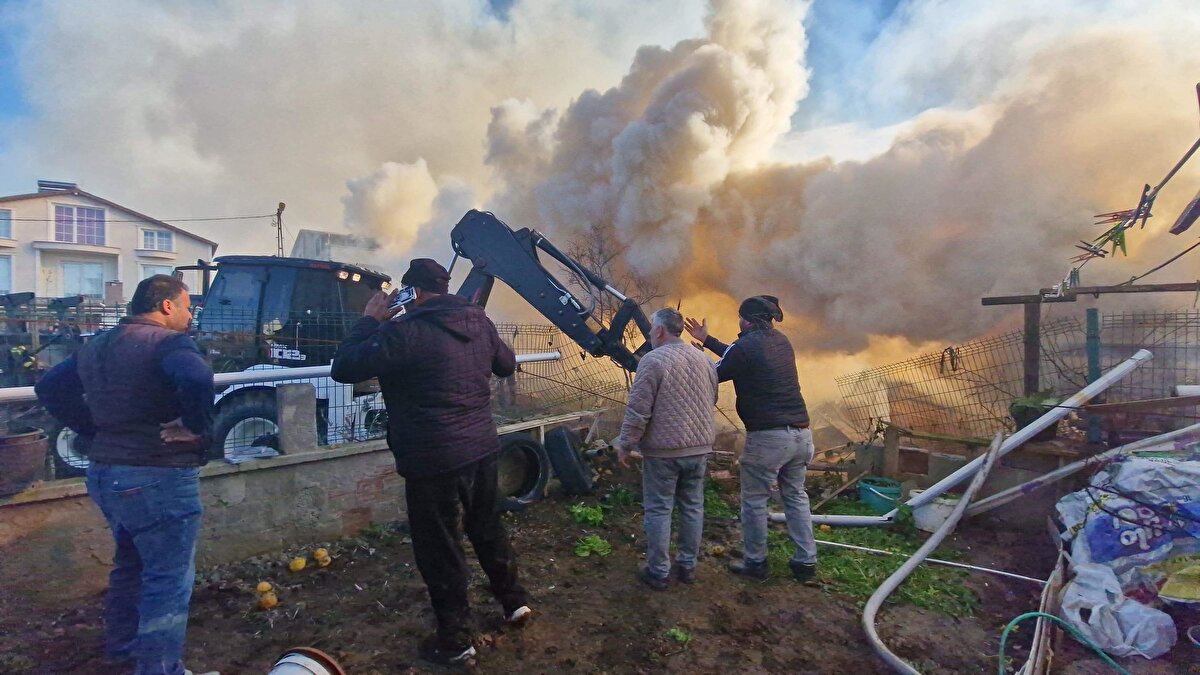 Mahalleli evlerini boşaltırken, vatandaşlar hortumlarla su sıkarak söndürme çalışmalarını katıldı.