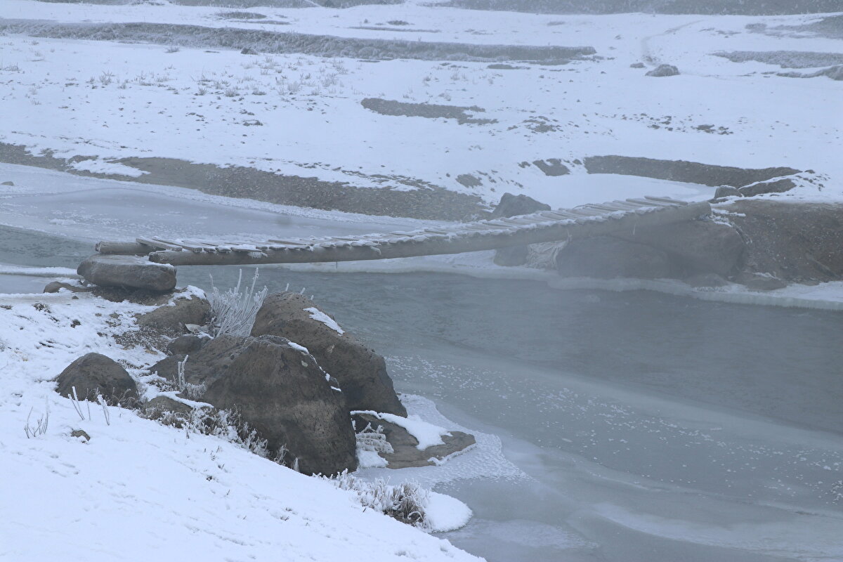 Kentte uzun süredir etkisi devam eden dondurucu soğuklar yaşamı olumsuz etkiliyor.