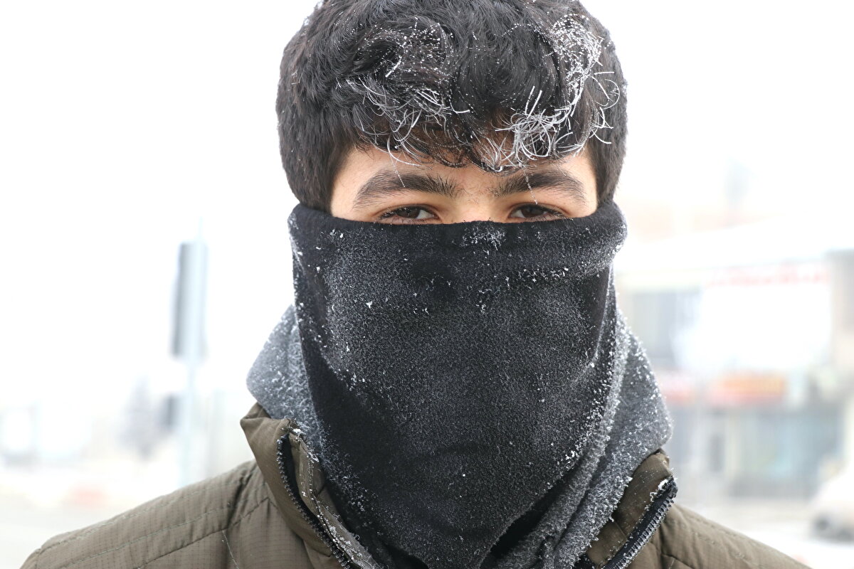 Hava sıcaklığının gece sıfırın altında 18 derece ölçüldüğü kentte, araç camları buz tuttu, nehir ve dereler buzla kaplandı.