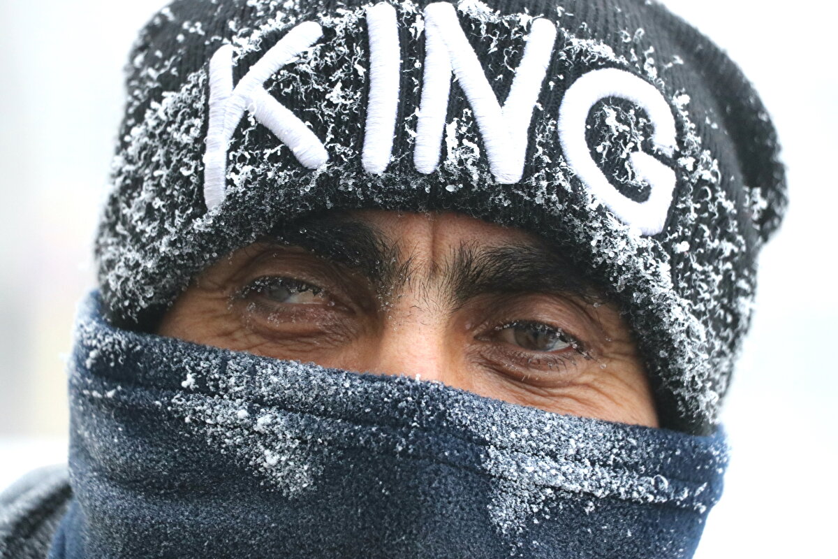 Sabahın erken saatlerinde dışarı çıkan vatandaşların kaş, kirpik ve sakallarında kırağı oluştu.