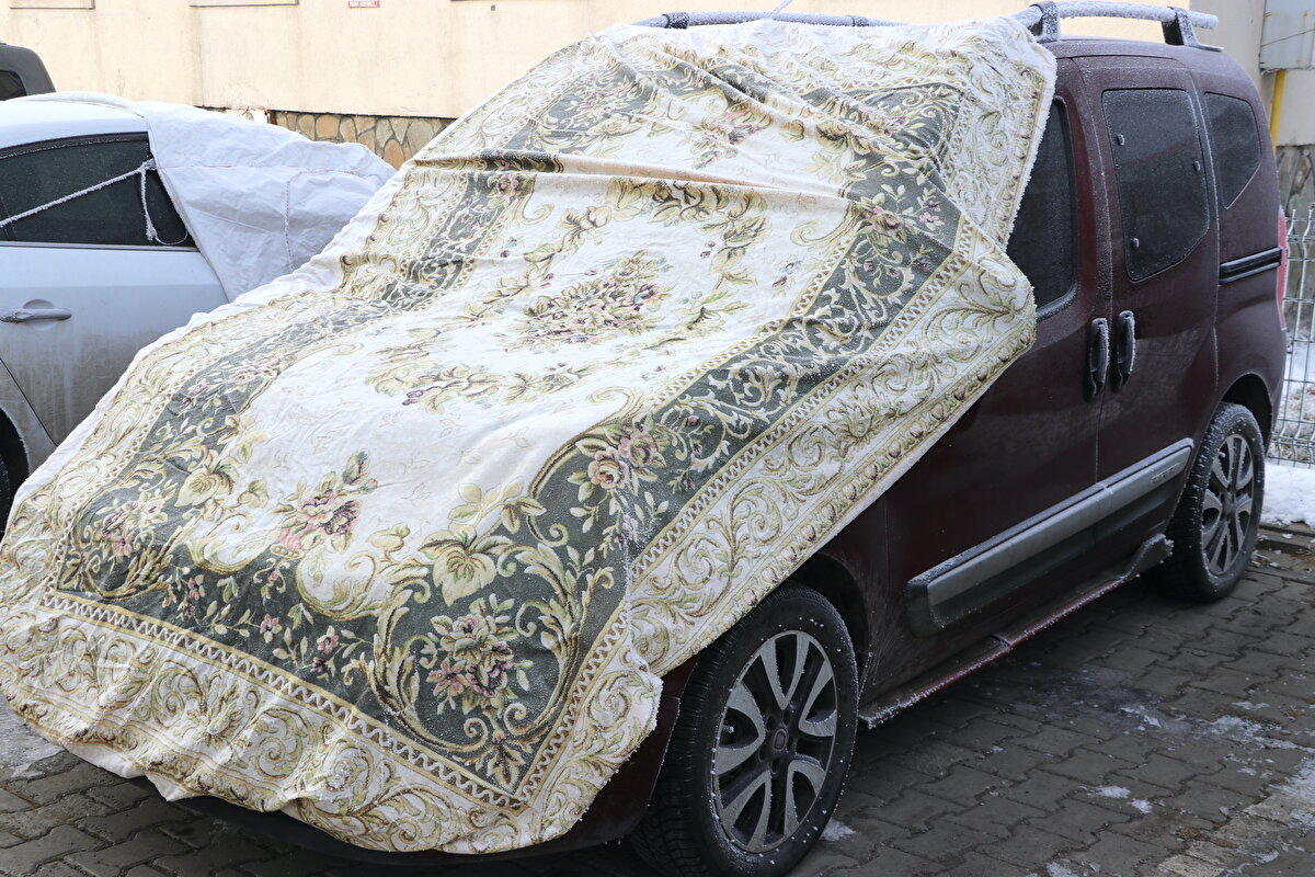 Vatandaşlar, soğuklardan korumak için araçlarını battaniye ve brandalarla örttü.