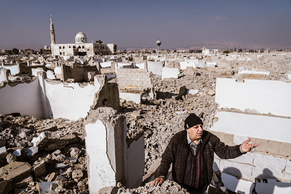 Suriye'deki Beşşar Esed rejimi ve askerlerinin başkent Şam'ın çevresinde yaptığı yıkım, şehirden birkaç kilometre uzaklaştıkça hemen göze çarpmaya başlıyor.