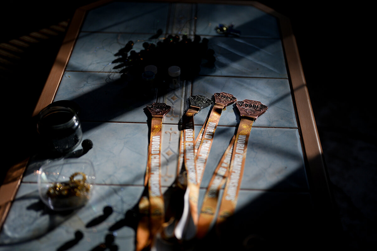 Dünya Şampiyonası'nda altın madalya aldı<br><br>Görme engeline rağmen uluslararası arenada Türkiye’yi temsil eden Tırıklı, bugüne kadar birçok önemli başarıya imza attı. Özellikle Görme Engelliler Dünya Şampiyonası’nda kazandığı altın madalyayla Türkiye’nin gururu oldu.