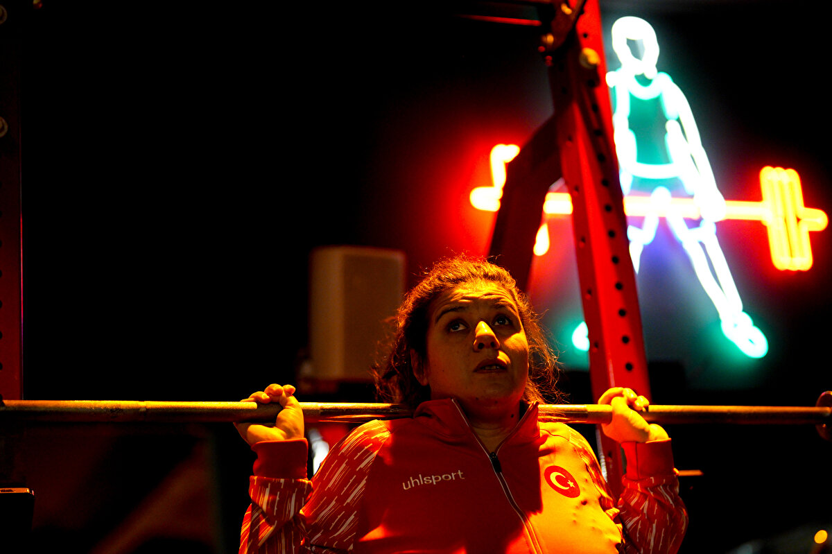 Bu başlangıç, onun hayatında yeni bir dönemin kapılarını araladı. Tırıklı, Gazi Üniversitesi Beden Eğitimi ve Spor Antrenörlüğü Bölümü’nü başarıyla tamamladı.