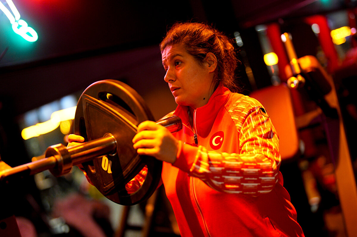 Meltem Tırıklı, sporun yalnızca fiziksel değil, ruhsal bir terapi olduğunu vurguladı. Her gün 2 ila 2,5 saat süren antrenmanlarını aksatmadan sürdürdüğünü ve hedeflerine disiplinle ulaştığını belirtti. Sporun onun için bir yaşam biçimi olduğunu söyleyen milli halterci, genç sporculara da örnek olmaya devam ediyor.