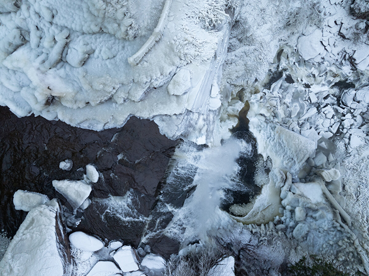 Catskill bölgesinde bulunan ve eyaletin en yüksek şelalelerden biri olan Kaaterskill Şelalesi dondu.