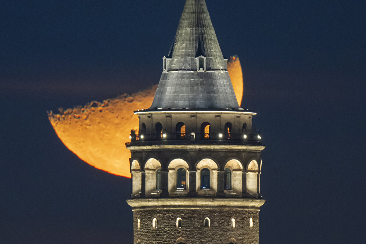 İstanbul'da gece saatlerinde yarım ay ve Galata Kulesi'nin birleşimini görenler, bakmaya doyamadı.