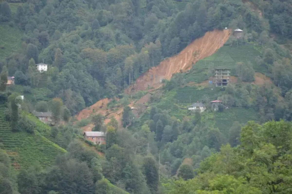 Bu deprem öncü mü? Bunun için bir şey söylemek mümkün değil. AFAD verilerine göre Karadeniz sahili, her an 6.6 büyüklüğünde ya da daha üstünde bir büyüklükteki depreme hazır olmalıdır. Sahil kesimleri çok daha tehlikeli ve risklidir. Sahildeki kumsal alanlar depremin büyüklüğünü daha artırıyor" diye konuştu.