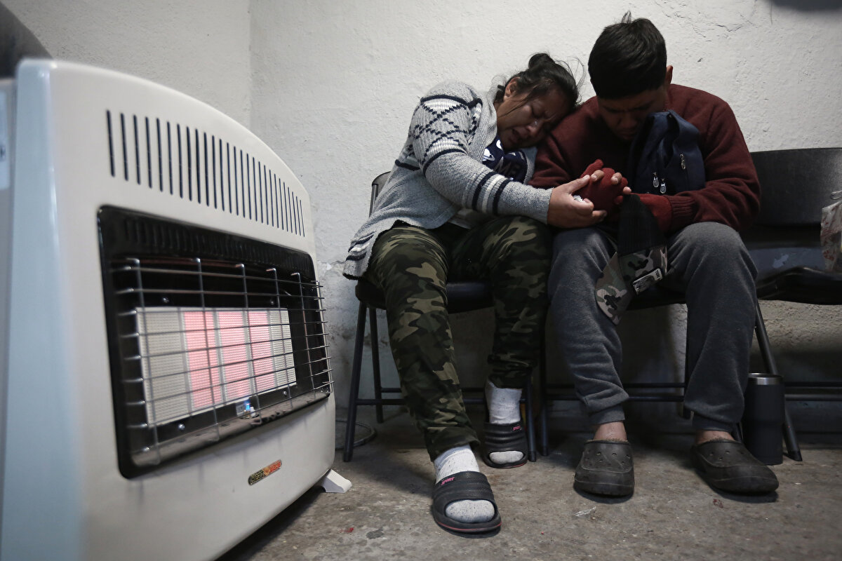 ABD sınırının diğer tarafına geçmek isteyen göçmenler, barınaklarda sıfırın altındaki sıcaklıklarda hayatta kalmaya çalışıyor.