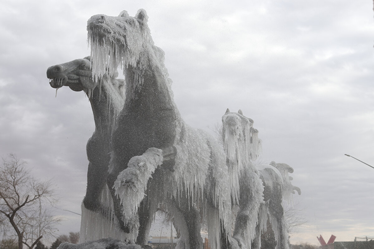 Dondurucu soğuklar nedeniyle yollar, caddeler ve birçok heykel buzla kaplandı.