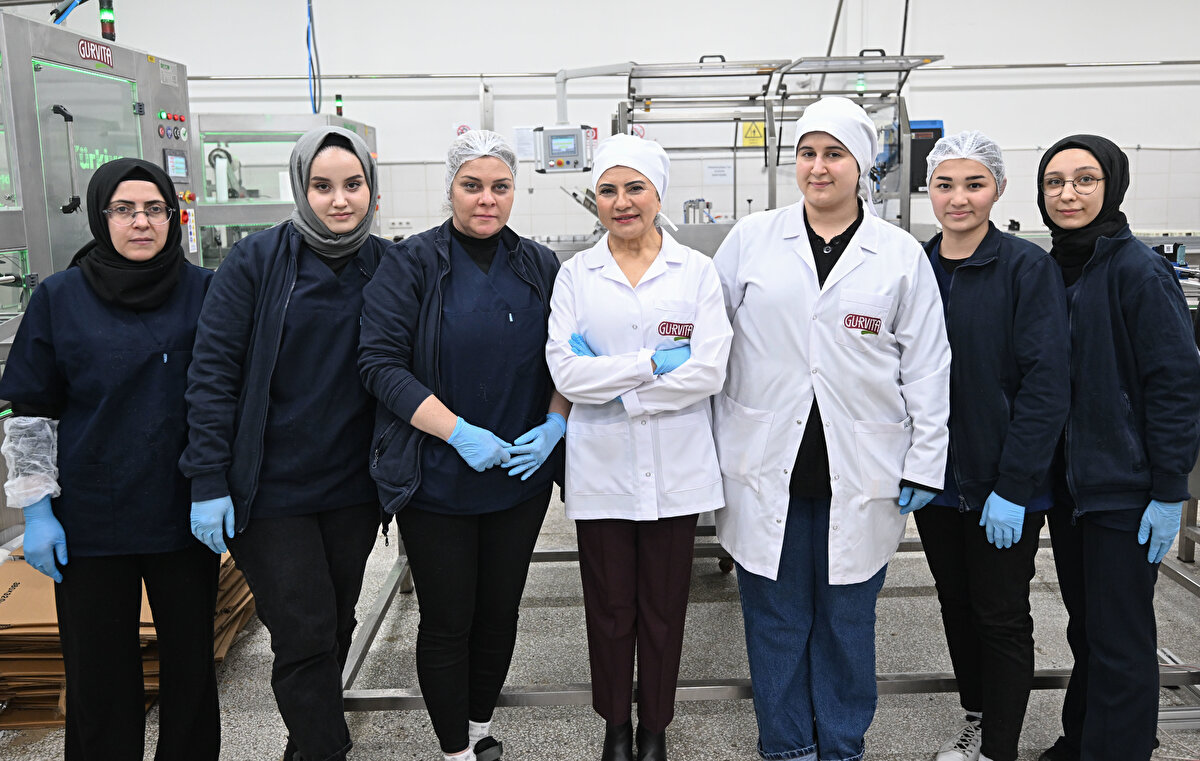 İstanbul'da yaşayan Tanju'ya, şikayetleri üzerine 2014'te gittiği hastanede "kemik erimesi" olarak da bilinen osteoporoz tanısı konuldu.<br><br>Bunun üzerine Tanju, doktorlarının tedaviye destek önerisiyle evde hazırladığı ilikli kemik sularını tüketmeye başladı. Hem tedaviye uyması hem de sağlıklı beslenmeyle sağlığına kavuşan Tanju, bu alanda satışa sunulmuş "doğal kemik suyu" olmadığını fark etti.<br><br>Bunun üzerine harekete geçen ve KOSGEB'in desteğiyle ilikli kemik suyu ile çorbaların bulunduğu markasını kuran Tanju, 40 kişiye de istihdam sağlamaya başladı.