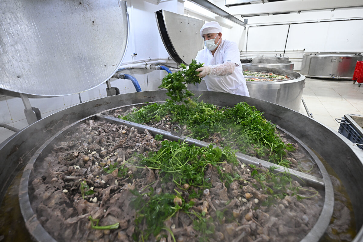 "En büyük hedefim geleneğimiz olan bu gıdayı globale taşımak"<br>Tanju, markasıyla 40 kişiye istihdam sağladığını, bu sayının yüzde 50'sinin kadın personel olduğunu ve gelecek dönemde kadın istihdamının artacağını belirtti.
