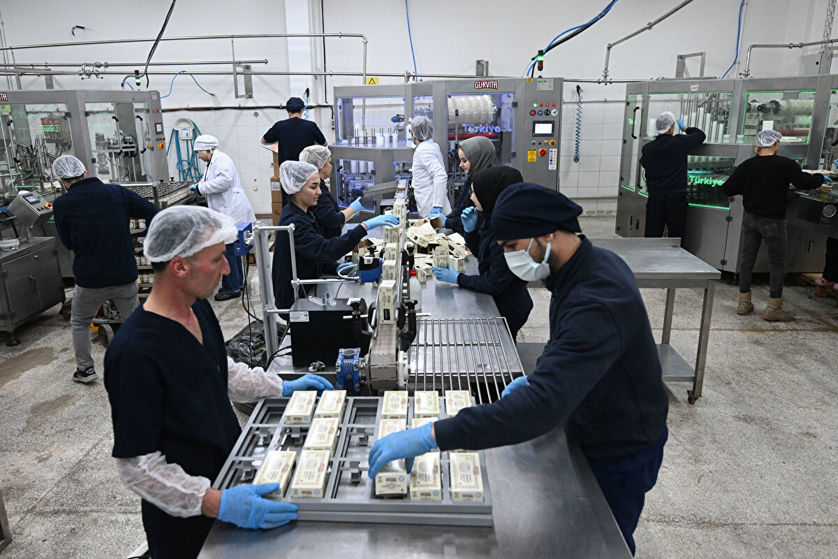 En büyük hayalinin ihracat olduğunu ve bunun için gerekli girişimlere başladığını ifade eden Tanju, sözlerini şöyle tamamladı:<br><br>"Son yıllarda dünyada tıpkı çay ve kahve gibi kemik suyu satan kafeler açılmaya başlandı. Bu aşağı yukarı son 10 yılın hikayesi. Çok sağlıklı bir içecek. Bu ürün tüm dünyanın göz bebeği olmaya başladı. Bize de hem Avrupa'dan hem Asya ülkelerinden çok fazla talep geliyor. Dolayısıyla biz de ürünlerimizi gönderebilmek için gereklilikleri yerine getirmeye çalışıyoruz. En büyük hedefim geleneklerimizde olan bu özel gıdayı globale taşımak, bunun için çok çalışıyoruz."