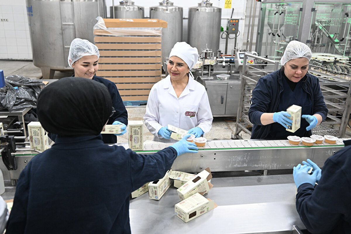 Tanju, "10 yıl önce bu kıymetli gıdayı kullanmaya başladım ve çok faydasını gördüm. Sadece kemiklerimde değil, cildimden saçıma kadar bunun etkisini görmek beni çok heyecanlandırdı. Tedavi gördüğüm tüm doktorlarım bu hastalıkta beslenmenin çok önemli olduğunu, kolajenden zengin beslenmenin iyileşmeme yardımcı olabileceğini söyledi. Ben de evimde doktor tavsiyesiyle kemik suyu, tavuk suyu ve balık suyu yapar oldum. Bunları düzenli olarak yaptım ve kullandım." diye konuştu.<br><br>O dönemde taze kemik suyunun marketlerde bulunmadığını anlatan Tanju, halihazırda böyle bir ürünün olmadığını görünce kendi markasını kurmak üzere harekete geçtiğini dile getirdi.