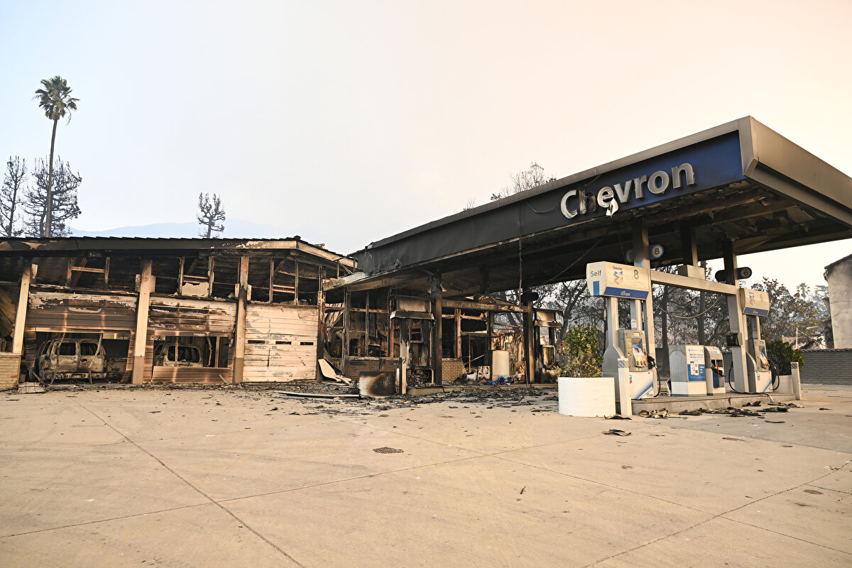 California Ormancılık ve Yangından Koruma Dairesinin verilerine göre, Eaton bölgesinde yaklaşık 14 bin dönümlük alana yayılan yangın henüz kontrol altına alınamazken, Palisades bölgesindeki yaklaşık 20 bin dönümlük alanı kül eden yangının yüzde 6'sı kontrol altına alındı.