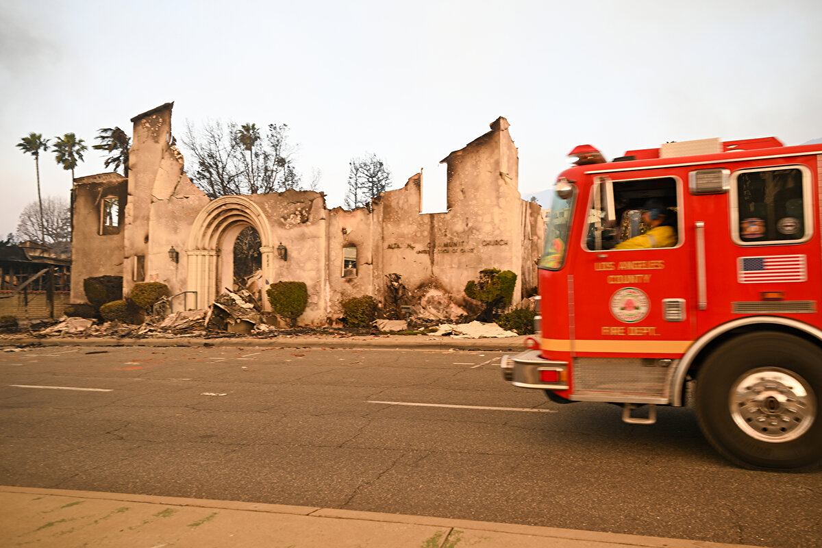 Los Angeles Bölge Şerifi Robert Luna, Palisades ve Eaton ile etrafındaki belirli bölgelerde, bugün yerel saatle 18.00 ile 06.00 arasında sokağa çıkma yasağı uygulayacaklarını ifade etmişti.<br><br>Pasadena Belediye Başkanı Victor Gordo, şu anda tahliye emri altındaki sakinlerin yetkililerden bilgi gelinceye kadar evlerine dönmemeleri gerektiğini söylemişti.<br><br>Los Angeles bölgesi genelinde yaklaşık 180 bin kişi için hala aktif tahliye emri, 200 bin kişi için de tahliye uyarısı bulunuyor.