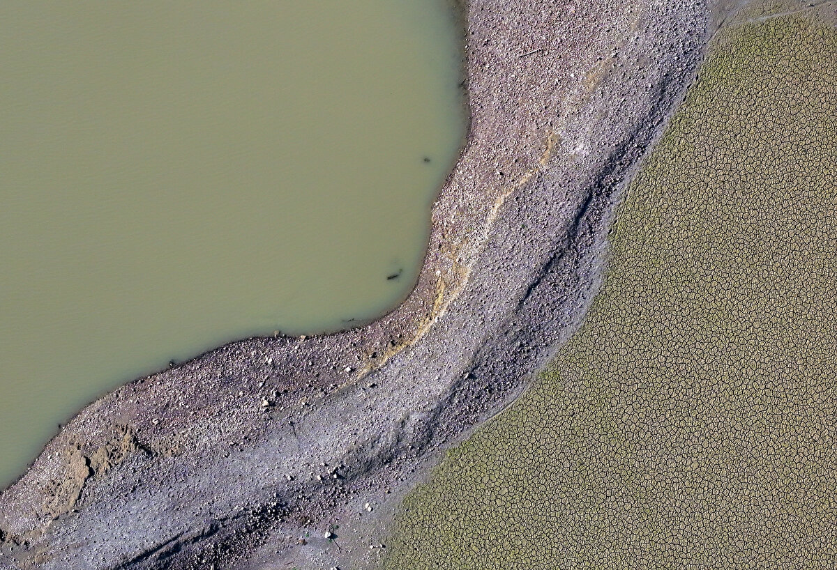 Geçen yılın sonbahar mevsimini kurak geçiren, kışa ise yağmurla başlayan İzmir`de aralıkta görülen yağışlar barajları doldurmaya yetmedi.