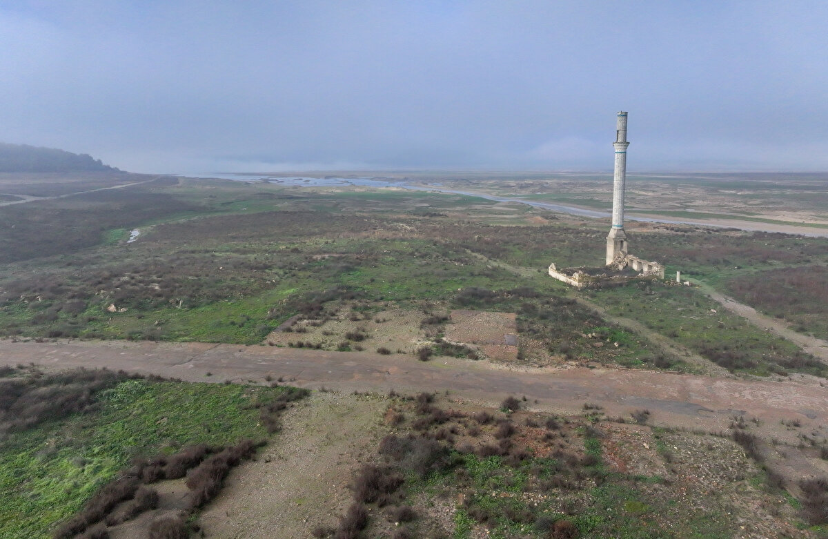 Kente içme suyunun sağlandığı barajların tamamında doluluk oranları, önceki yılın aynı ayına göre geride kaldı. İzmir Su ve Kanalizasyon İdaresinin 9 Ocak tarihli verilerine göre, doluluk Tahtalı`da yüzde 29`dan yüzde 12`ye, Balçova`da yüzde 36`dan yüzde 23`e, Güzelhisar`da yüzde 71`den yüzde 65`e, Alaçatı Kutlu Aktaş`ta yüzde 29`dan yüzde 19`a, Ürkmez`de yüzde 26`dan yüzde 18`e düştü.