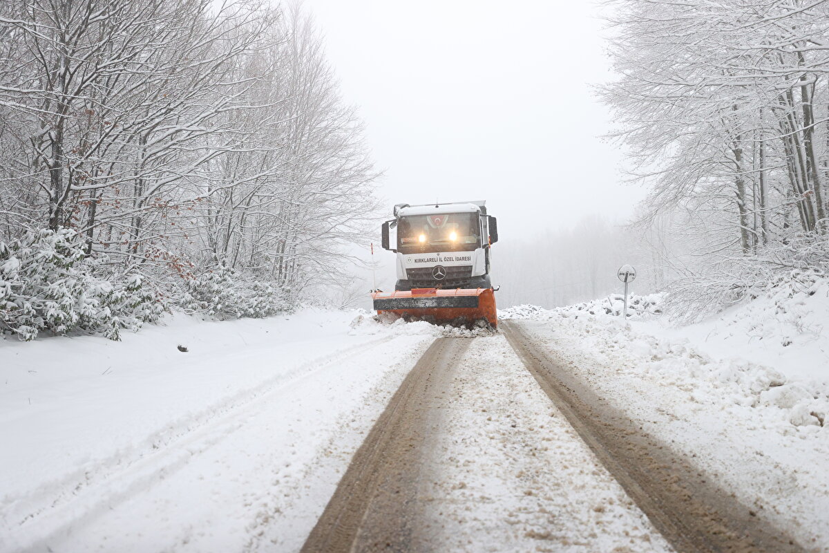 Kar yağışının etkili olduğu Bulgaristan’a ulaşımın sağlandığı Dereköy sınır kapısı, ile Kofçaz ve Demirköy ilçelerinin yüksek kesimlerinde olumsuz bir durum yaşanmaması için Karayolları ve İl Özel İdare ekipleri yollarda küreme ve tuzlama çalışmalarını sürdürüyor.