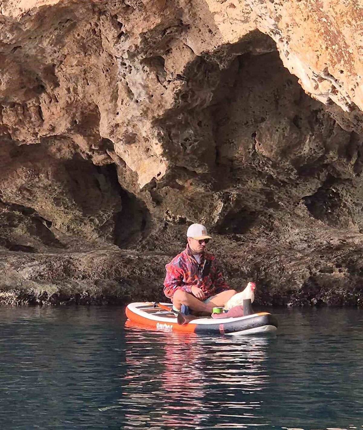 Konyaaltı’nda arkadaşlarıyla birlikte eğlenmek için denize açılan Tahir Özden, falezlerden bir kuşun düştüğünü fark etti.