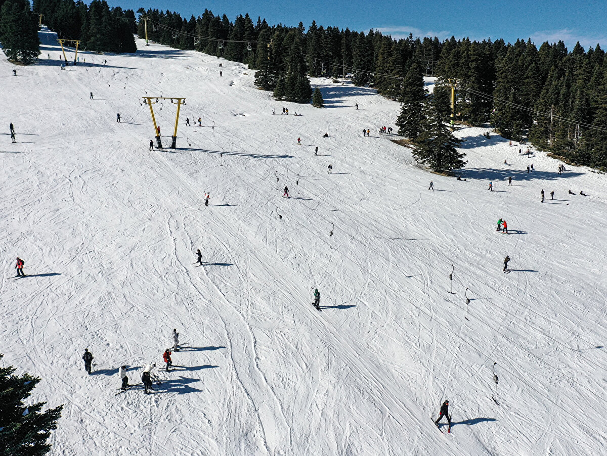 Oteller Bölgesi'nde kar kalınlığı 65 santimetre ölçülürken, günübirlikçiler ve otellerde konaklayan turistler, kayak ve snowboard yapma imkanı buluyor.