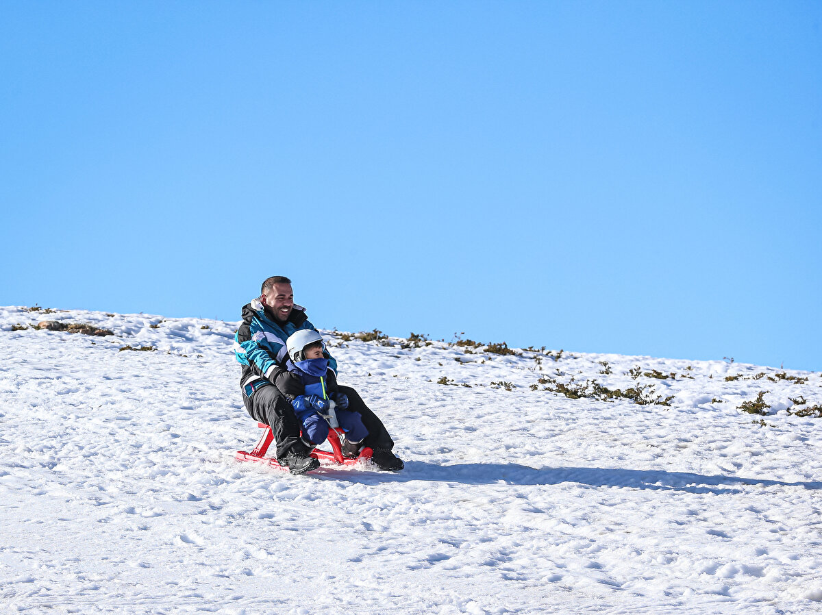 "Uludağ'ın lokasyonu çok iyi"<br><br>Otel müdürü Erdem Başarır, AA muhabirine, son 2 yıldır yetersiz kar yağışı nedeniyle geçirdikleri sıkıntılı süreçleri, bu sene yaşamadıklarını söyledi.<br>Kar yağışı olduğu zaman işlerin iyi gittiğini dile getiren Başarır, "Yılbaşını yoğun geçirdik ve sonrasında da yoğunluğumuz devam etti. Kar yağışlarını herkes özlemiş." dedi.