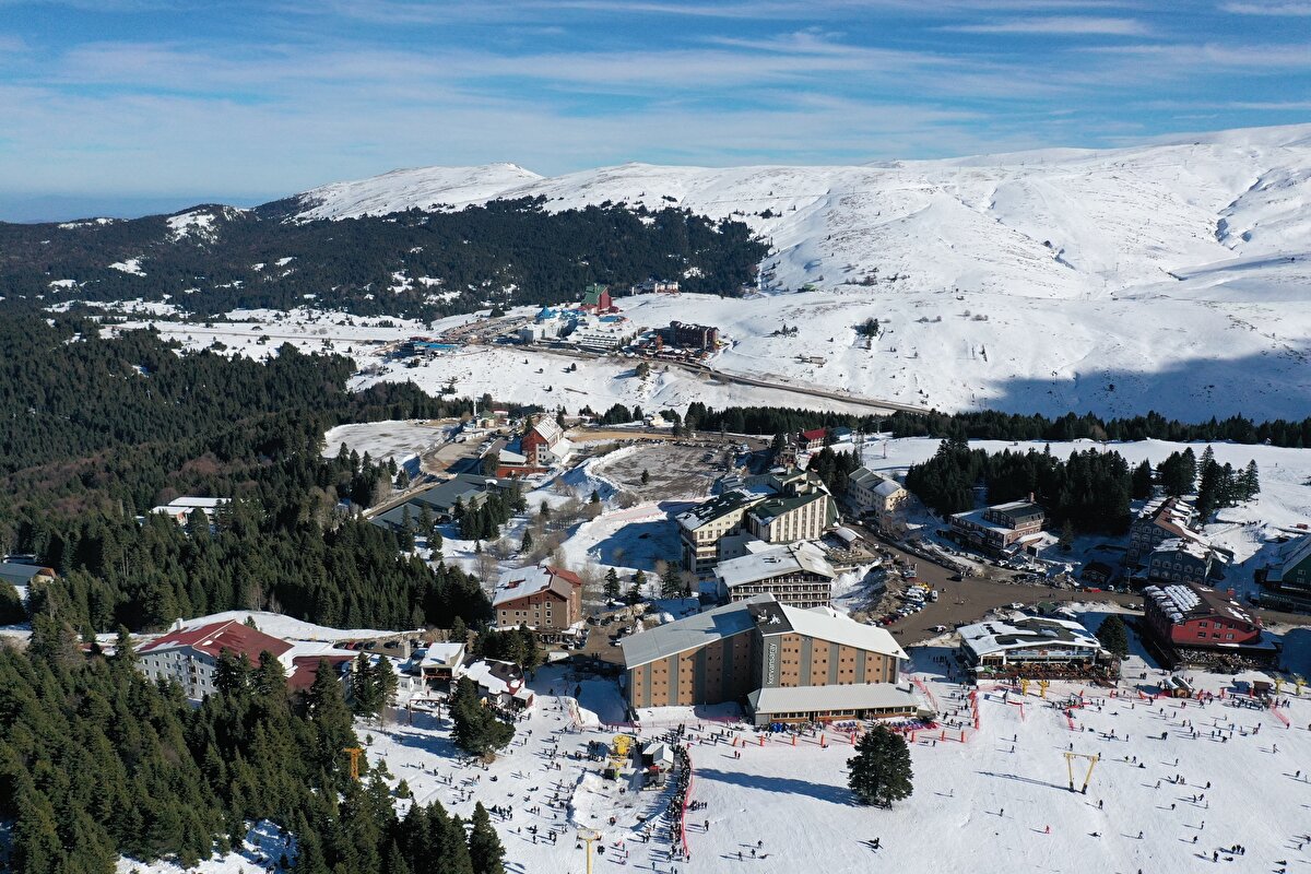 Bursa kent merkezine kara yoluyla 40 kilometre uzakta bulunan, teleferikle de alternatif ulaşım sağlanan Uludağ'ın turistik tesisleri, bu sene erken kar yağışıyla yeni yıla yüzde 100 dolulukla girdi.